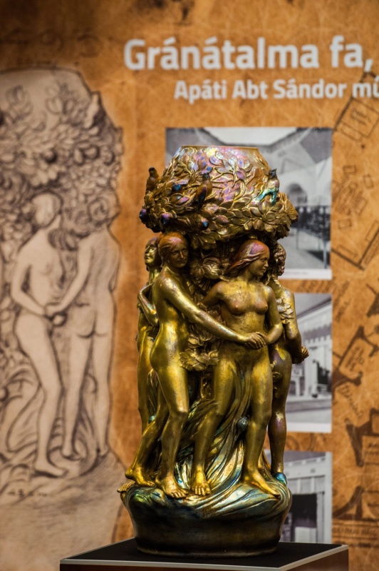 Kiállították Pécsett a rekordáron vásárolt Zsolnay-vázát - A gránátalmafa körül táncoló meztelen nőalakokat ábrázoló szecessziós Zsolnay-váza, Apáti Abt Sándor alkotása Pécsett, a Zsolnay-negyed látogatóközpontjában 2014. január 8-án. A vázát 19 millió forintért vásárolta meg a Janus Pannonius Múzeum a Virág Judit Galéria tavaly decemberi árverésén. - MTI fotó: Sóki Tamás