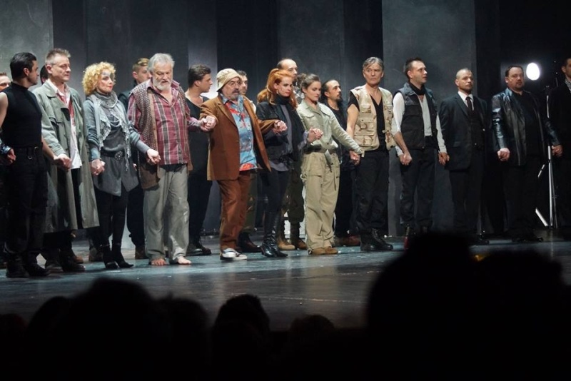 A Békéscsabai Jókai Színház Lear király című előadása a Vígszínházban 2014. április 24-én. Fotó forrás: Békéscsabai Jókai Színház