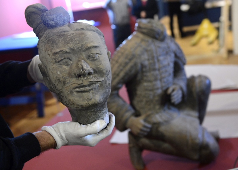 Megérkezett Az ősi Kína kincsei című kiállítás anyaga az Iparművészeti Múzeumba - MTI fotó: Kovács Tamás