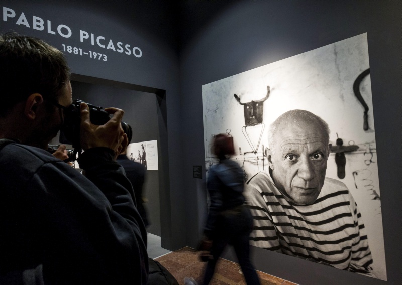A mûvész fotója a Picasso - Alakváltozások, 1895-1972 című tárlat sajtóbejárásán a Magyar Nemzeti Galériában, Budapesten 2016. április 20-án. Picasso száz alkotása július 31-ig látható. MTI fotó: Szigetváry Zsolt