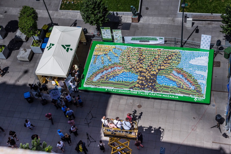 A világ legnagyobb italos karton mozaikja